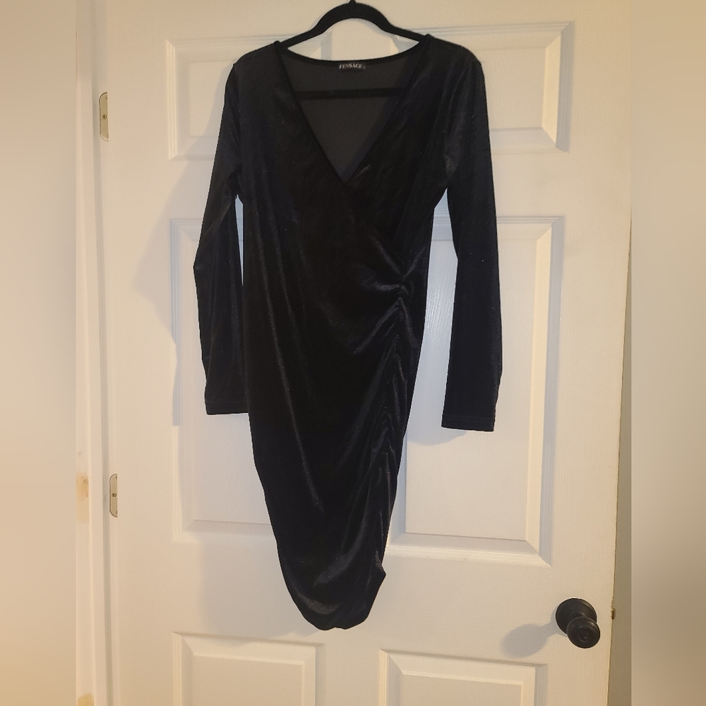 Large black velvet dress - Picture 1 of 3